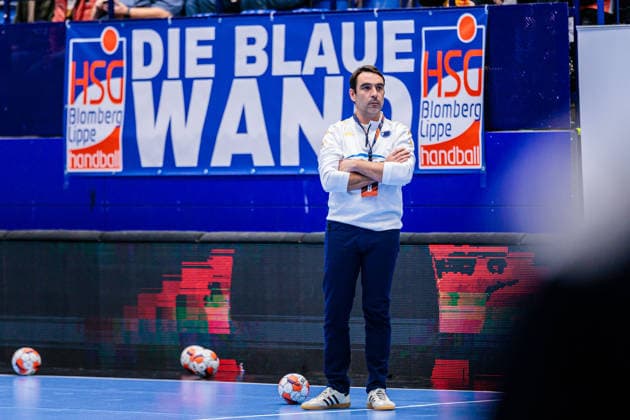 Camille Comte (Chambray Touraine Handball, Trainer) vor einem Fanbanner der HSG Blomberg-Lippe mit der Innschrift - DIE BLAUE WAND GER, HSG Blomberg-Lippe (GER) vs. Chambray Touraine Handball (FRA), Handball, EHF European League Women, Gruppenphase, 11.01.2026 GER, HSG Blomberg-Lippe (GER) vs. Chambray Touraine Handball (FRA), Handball, EHF European League Women, Gruppenphase, 11.01.2026 Lemgo Copyright: xEibner-Pressefoto JanxRollingerx EP_JSK