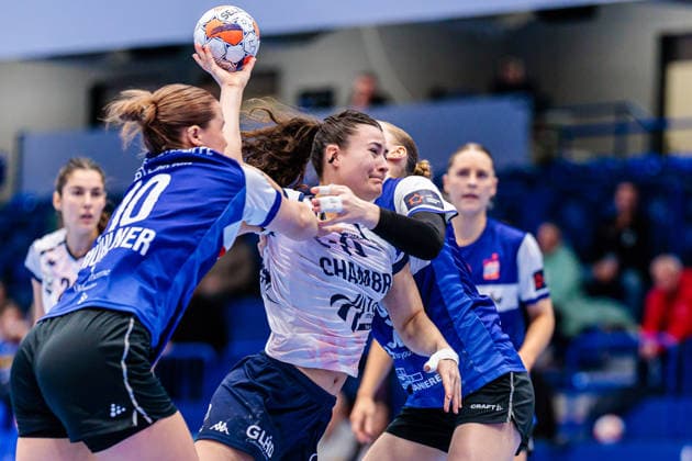 v.l. Maxi Muehlner (HSG Blomberg-Lippe, 10), Lucie Modenel (Chambray Touraine Handball, 10), Nieke Kuehne (HSG Blomberg-Lippe, 09) GER, HSG Blomberg-Lippe (GER) vs. Chambray Touraine Handball (FRA), Handball, EHF European League Women, Gruppenphase, 11.01.2026 GER, HSG Blomberg-Lippe (GER) vs. Chambray Touraine Handball (FRA), Handball, EHF European League Women, Gruppenphase, 11.01.2026 Lemgo Copyright: xEibner-Pressefoto JanxRollingerx EP_JSK