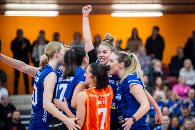 Pia Kaestner (Allianz MTV Stuttgart, 10) mit Team und Siegerfaust, Jubel, Freude, Jubelschrei GER, Allianz MTV Stuttgart - ETV Hamburger Volksbank Volleys, Volleyball Bundesliga, VBL, Spielzeit 2025 2026, 11.01.2026 GER, Allianz MTV Stuttgart - ETV Hamburger Volksbank Volleys, Volleyball Bundesliga, VBL, Spielzeit 2025 2026, 11.01.2026 Stuttgart Copyright: xSandyxDinkelackerx EP_SDR