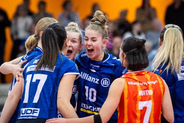 Pia Kaestner (Allianz MTV Stuttgart, 10), Mitte - freut sich mit Team, Jubel, Freude, Jubelschrei GER, Allianz MTV Stuttgart - ETV Hamburger Volksbank Volleys, Volleyball Bundesliga, VBL, Spielzeit 2025 2026, 11.01.2026 GER, Allianz MTV Stuttgart - ETV Hamburger Volksbank Volleys, Volleyball Bundesliga, VBL, Spielzeit 2025 2026, 11.01.2026 Stuttgart Copyright: xSandyxDinkelackerx EP_SDR