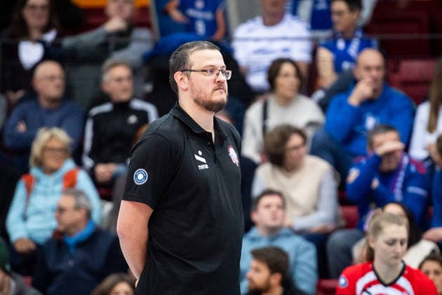 Markus Friedrich (ETV Hamburger Volksbank Volleys, Head-Coach) - kritischer Blick auf das Spielfeld GER, Allianz MTV Stuttgart - ETV Hamburger Volksbank Volleys, Volleyball Bundesliga, VBL, Spielzeit 2025 2026, 11.01.2026 GER, Allianz MTV Stuttgart - ETV Hamburger Volksbank Volleys, Volleyball Bundesliga, VBL, Spielzeit 2025 2026, 11.01.2026 Stuttgart Copyright: xSandyxDinkelackerx EP_SDR