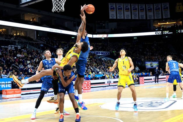 DEU, easyCredit BBL, ALBA vs. MLP Academics Heidelberg, 11.01.2026, Uber-Arena, Berlin, DEU, easyCredit BBL, ALBA vs. MLP Academics Heidelberg, im Bild Norris Agbakoko (ALBA Berlin 17), DJ Horne (Heidelberg 0) , Osun Osunniyi (Heidelberg 12)