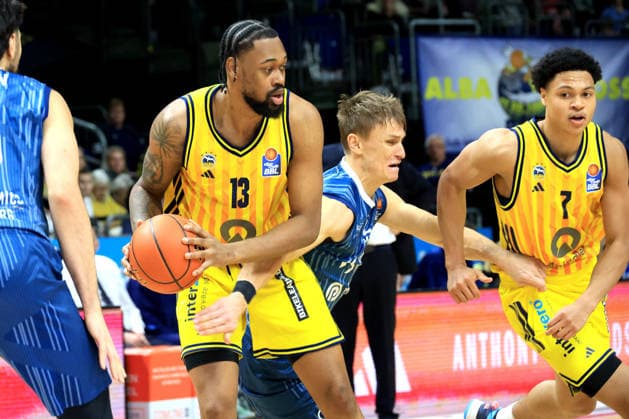 DEU, easyCredit BBL, ALBA vs. MLP Academics Heidelberg, 11.01.2026, Uber-Arena, Berlin, DEU, easyCredit BBL, ALBA vs. MLP Academics Heidelberg, im Bild J Wan Roberts (ALBA Berlin 13), Jack Kayil( ALBA Berlin 7), Niklas Wuerzner (Heidelberg 2)