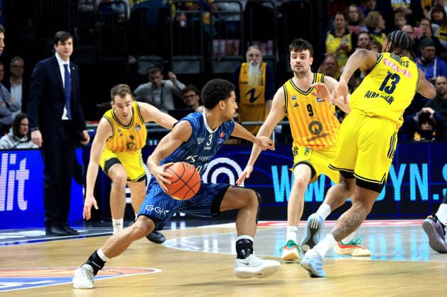 DEU, easyCredit BBL, ALBA vs. MLP Academics Heidelberg, 11.01.2026, Uber-Arena, Berlin, DEU, easyCredit BBL, ALBA vs. MLP Academics Heidelberg, im Bild MALTE DELOW (ALBA Berlin 6), äJONAS MATTISSECK (ALBA Berlin 9), J Wan Roberts (ALBA Berlin 13), Kevin McClain (Heidelberg 3)