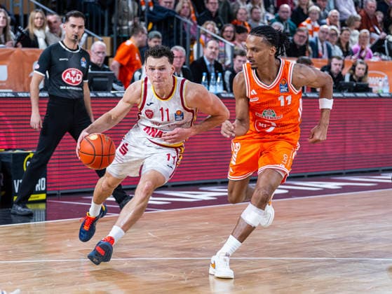 Brae Ivey (Fitness First Wuerzburg Baskets, 11) im Zweikampf gegen Alonzo Verge Jr. (RASTA Vechta, 11) RASTA Vechta vs. Fitness First Wuerzburg Baskets, Basketball, easyCredit Basketball Bundesliga, 15. Spieltag, Saison 2025 2026, 11.01.2026 RASTA Vechta vs. Fitness First Wuerzburg Baskets, Basketball, easyCredit Basketball Bundesliga, 15. Spieltag, Saison 2025 2026, 11.01.2026 Vechta Copyright: xEibner-Pressefoto DamianxKruczynx EP_DKI