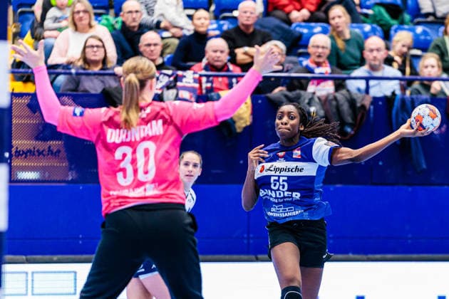 v.l. Rinka Duijndam (Chambray Touraine Handball, 30), Farrelle Njinkeu (HSG Blomberg-Lippe, 55) GER, HSG Blomberg-Lippe (GER) vs. Chambray Touraine Handball (FRA), Handball, EHF European League Women, Gruppenphase, 11.01.2026 GER, HSG Blomberg-Lippe (GER) vs. Chambray Touraine Handball (FRA), Handball, EHF European League Women, Gruppenphase, 11.01.2026 Lemgo Copyright: xEibner-Pressefoto JanxRollingerx EP_JSK