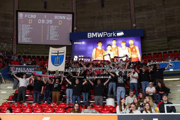 Die mitgereisten Fans der Telekom Baskets Bonn, GER, FC Bayern Basketball vs. Telekom Baskets Bonn, Basketball, easycredit Basketball Bundesliga, 15. Spieltag, Saison 2025 2026, 11.01.2026, GER, FC Bayern Basketball vs. Telekom Baskets Bonn, Basketball, easycredit Basketball Bundesliga, 15. Spieltag, Saison 2025 2026, 11.01.2026 Muenchen Copyright: xEibner-Pressefoto JennixMaulx EP_JML