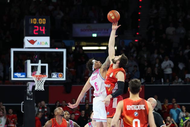 Tip Off, Leon Kratzer (FC Bayern Basketball, 08) mit Michael Kessens (Telekom Baskets Bonn, 06), GER, FC Bayern Basketball vs. Telekom Baskets Bonn, Basketball, easycredit Basketball Bundesliga, 15. Spieltag, Saison 2025 2026, 11.01.2026, GER, FC Bayern Basketball vs. Telekom Baskets Bonn, Basketball, easycredit Basketball Bundesliga, 15. Spieltag, Saison 2025 2026, 11.01.2026 Muenchen Copyright: xEibner-Pressefoto JennixMaulx EP_JML