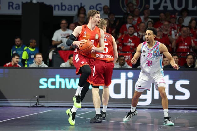 Andreas Obst (FC Bayern Basketball, 13) mit Joel Aminu (Telekom Baskets Bonn, 21), GER, FC Bayern Basketball vs. Telekom Baskets Bonn, Basketball, easycredit Basketball Bundesliga, 15. Spieltag, Saison 2025 2026, 11.01.2026, GER, FC Bayern Basketball vs. Telekom Baskets Bonn, Basketball, easycredit Basketball Bundesliga, 15. Spieltag, Saison 2025 2026, 11.01.2026 Muenchen Copyright: xEibner-Pressefoto JennixMaulx EP_JML