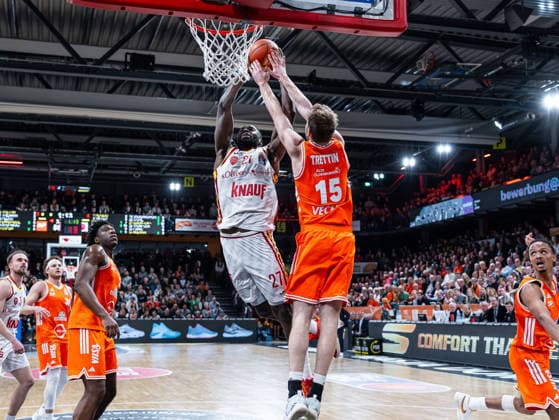 Eddy Edigin Jr (Fitness First Wuerzburg Baskets, 27) im Dunk gegen Linus Trettin (RASTA Vechta, 15) RASTA Vechta vs. Fitness First Wuerzburg Baskets, Basketball, easyCredit Basketball Bundesliga, 15. Spieltag, Saison 2025 2026, 11.01.2026 RASTA Vechta vs. Fitness First Wuerzburg Baskets, Basketball, easyCredit Basketball Bundesliga, 15. Spieltag, Saison 2025 2026, 11.01.2026 Vechta Copyright: xEibner-Pressefoto DamianxKruczynx EP_DKI