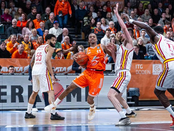 Alonzo Verge Jr. (RASTA Vechta, 11) im Zweikampf gegen Ryan Schwieger (Fitness First Wuerzburg Baskets, 15) RASTA Vechta vs. Fitness First Wuerzburg Baskets, Basketball, easyCredit Basketball Bundesliga, 15. Spieltag, Saison 2025 2026, 11.01.2026 RASTA Vechta vs. Fitness First Wuerzburg Baskets, Basketball, easyCredit Basketball Bundesliga, 15. Spieltag, Saison 2025 2026, 11.01.2026 Vechta Copyright: xEibner-Pressefoto DamianxKruczynx EP_DKI