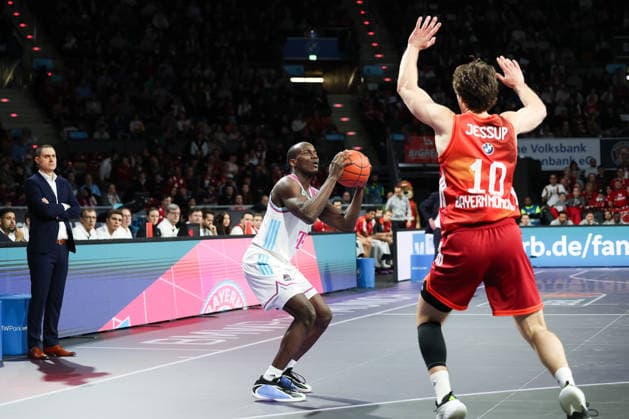 Tylan Birts (Telekom Baskets Bonn, 05) mit Justinian Jessup (FC Bayern Basketball, 10), GER, FC Bayern Basketball vs. Telekom Baskets Bonn, Basketball, easycredit Basketball Bundesliga, 15. Spieltag, Saison 2025 2026, 11.01.2026, GER, FC Bayern Basketball vs. Telekom Baskets Bonn, Basketball, easycredit Basketball Bundesliga, 15. Spieltag, Saison 2025 2026, 11.01.2026 Muenchen Copyright: xEibner-Pressefoto JennixMaulx EP_JML