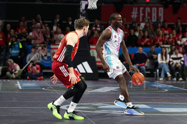 Tylan Birts (Telekom Baskets Bonn, 05) mit Andreas Obst (FC Bayern Basketball, 13), GER, FC Bayern Basketball vs. Telekom Baskets Bonn, Basketball, easycredit Basketball Bundesliga, 15. Spieltag, Saison 2025 2026, 11.01.2026, GER, FC Bayern Basketball vs. Telekom Baskets Bonn, Basketball, easycredit Basketball Bundesliga, 15. Spieltag, Saison 2025 2026, 11.01.2026 Muenchen Copyright: xEibner-Pressefoto JennixMaulx EP_JML