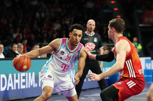 Joel Aminu (Telekom Baskets Bonn, 21) mit Andreas Obst (FC Bayern Basketball, 13), GER, FC Bayern Basketball vs. Telekom Baskets Bonn, Basketball, easycredit Basketball Bundesliga, 15. Spieltag, Saison 2025 2026, 11.01.2026, GER, FC Bayern Basketball vs. Telekom Baskets Bonn, Basketball, easycredit Basketball Bundesliga, 15. Spieltag, Saison 2025 2026, 11.01.2026 Muenchen Copyright: xEibner-Pressefoto JennixMaulx EP_JML