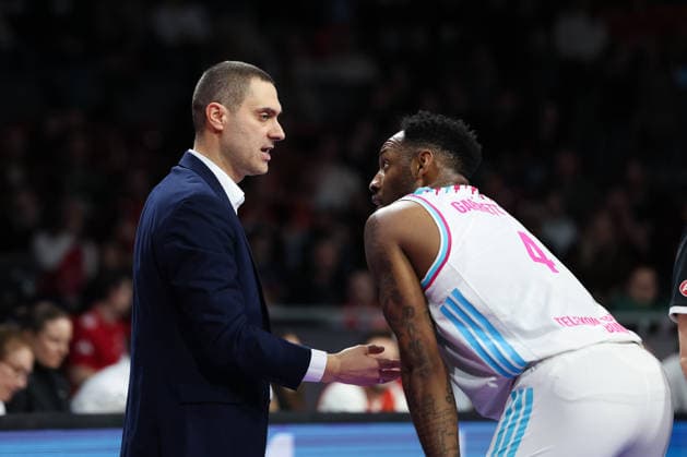 Marko Stankovic (Telekom Baskets Bonn, Chef-Trainer) im Gespraech mit Jeff Garrett Jr. (Telekom Baskets Bonn, 04), GER, FC Bayern Basketball vs. Telekom Baskets Bonn, Basketball, easycredit Basketball Bundesliga, 15. Spieltag, Saison 2025 2026, 11.01.2026, GER, FC Bayern Basketball vs. Telekom Baskets Bonn, Basketball, easycredit Basketball Bundesliga, 15. Spieltag, Saison 2025 2026, 11.01.2026 Muenchen Copyright: xEibner-Pressefoto JennixMaulx EP_JML
