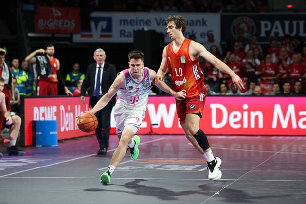 Grayson Murphy (Telekom Baskets Bonn, 07) mit Justinian Jessup (FC Bayern Basketball, 10), GER, FC Bayern Basketball vs. Telekom Baskets Bonn, Basketball, easycredit Basketball Bundesliga, 15. Spieltag, Saison 2025 2026, 11.01.2026, GER, FC Bayern Basketball vs. Telekom Baskets Bonn, Basketball, easycredit Basketball Bundesliga, 15. Spieltag, Saison 2025 2026, 11.01.2026 Muenchen Copyright: xEibner-Pressefoto JennixMaulx EP_JML