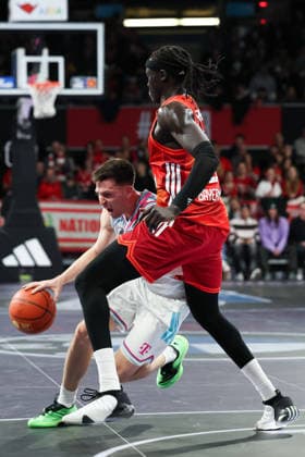 Grayson Murphy (Telekom Baskets Bonn, 07) mit Wenyen Gabriel (FC Bayern Basketball, 32), GER, FC Bayern Basketball vs. Telekom Baskets Bonn, Basketball, easycredit Basketball Bundesliga, 15. Spieltag, Saison 2025 2026, 11.01.2026, GER, FC Bayern Basketball vs. Telekom Baskets Bonn, Basketball, easycredit Basketball Bundesliga, 15. Spieltag, Saison 2025 2026, 11.01.2026 Muenchen Copyright: xEibner-Pressefoto JennixMaulx EP_JML
