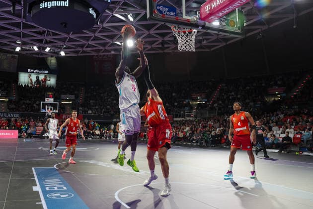 Kur Jongkuch (Telekom Baskets Bonn, 15) mit Ball mit Leon Kratzer (FC Bayern Basketball, 08) und Xavier Rathan-Mayes (FC Bayern Basketball, 04), mit Nenad Dimitrijevic (FC Bayern Basketball, 00), GER, FC Bayern Basketball vs. Telekom Baskets Bonn, Basketball, easycredit Basketball Bundesliga, 15. Spieltag, Saison 2025 2026, 11.01.2026, GER, FC Bayern Basketball vs. Telekom Baskets Bonn, Basketball, easycredit Basketball Bundesliga, 15. Spieltag, Saison 2025 2026, 11.01.2026 Muenchen Copyright: xEibner-Pressefoto JennixMaulx EP_JML