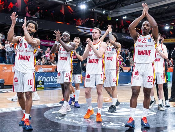 Davion Mintz (Fitness First Wuerzburg Baskets, 10), Charles Thompson (Fitness First Wuerzburg Baskets, 32), Lukas Herzog (Fitness First Wuerzburg Baskets, 01), David Muenkat (Fitness First Wuerzburg Baskets, 55) und Johnathan Stove (Fitness First Wuerzburg Baskets, 22) freuen sich, klatschen und jubeln RASTA Vechta vs. Fitness First Wuerzburg Baskets, Basketball, easyCredit Basketball Bundesliga, 15. Spieltag, Saison 2025 2026, 11.01.2026 RASTA Vechta vs. Fitness First Wuerzburg Baskets, Basketball, easyCredit Basketball Bundesliga, 15. Spieltag, Saison 2025 2026, 11.01.2026 Vechta Copyright: xEibner-Pressefoto DamianxKruczynx EP_DKI