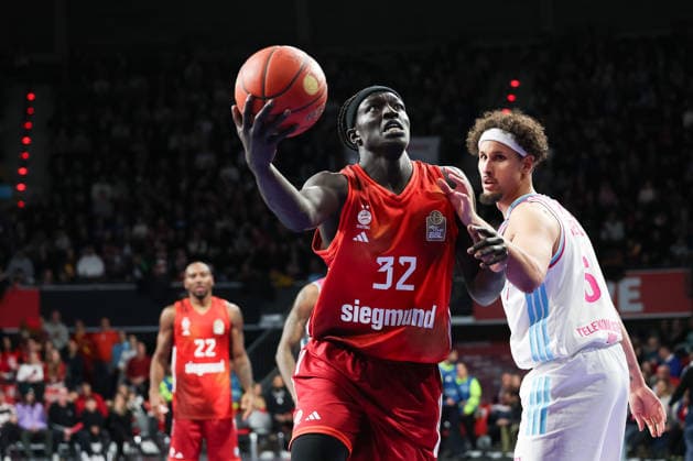 Wenyen Gabriel (FC Bayern Basketball, 32) mit Michael Kessens (Telekom Baskets Bonn, 06), GER, FC Bayern Basketball vs. Telekom Baskets Bonn, Basketball, easycredit Basketball Bundesliga, 15. Spieltag, Saison 2025 2026, 11.01.2026, GER, FC Bayern Basketball vs. Telekom Baskets Bonn, Basketball, easycredit Basketball Bundesliga, 15. Spieltag, Saison 2025 2026, 11.01.2026 Muenchen Copyright: xEibner-Pressefoto JennixMaulx EP_JML