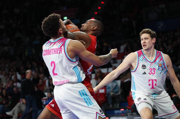 Isiaha Mike (FC Bayern Basketball, 22) mit Ball mit Alijah Comithier (Telekom Baskets Bonn, 02) und Patrick Heckmann (Telekom Baskets Bonn, 33), GER, FC Bayern Basketball vs. Telekom Baskets Bonn, Basketball, easycredit Basketball Bundesliga, 15. Spieltag, Saison 2025 2026, 11.01.2026, GER, FC Bayern Basketball vs. Telekom Baskets Bonn, Basketball, easycredit Basketball Bundesliga, 15. Spieltag, Saison 2025 2026, 11.01.2026 Muenchen Copyright: xEibner-Pressefoto JennixMaulx EP_JML