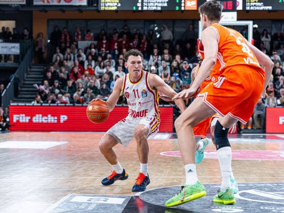 Brae Ivey (Fitness First Wuerzburg Baskets, 11) im Zweikampf gegen Tibor Pleiss (RASTA Vechta, 22) RASTA Vechta vs. Fitness First Wuerzburg Baskets, Basketball, easyCredit Basketball Bundesliga, 15. Spieltag, Saison 2025 2026, 11.01.2026 RASTA Vechta vs. Fitness First Wuerzburg Baskets, Basketball, easyCredit Basketball Bundesliga, 15. Spieltag, Saison 2025 2026, 11.01.2026 Vechta Copyright: xEibner-Pressefoto DamianxKruczynx EP_DKI