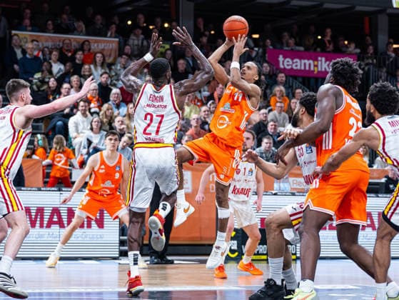 Alonzo Verge Jr. (RASTA Vechta, 11) wirft zum Korb RASTA Vechta vs. Fitness First Wuerzburg Baskets, Basketball, easyCredit Basketball Bundesliga, 15. Spieltag, Saison 2025 2026, 11.01.2026 RASTA Vechta vs. Fitness First Wuerzburg Baskets, Basketball, easyCredit Basketball Bundesliga, 15. Spieltag, Saison 2025 2026, 11.01.2026 Vechta Copyright: xEibner-Pressefoto DamianxKruczynx EP_DKI