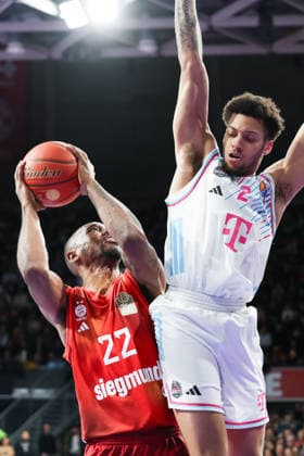 Isiaha Mike (FC Bayern Basketball, 22) mit Alijah Comithier (Telekom Baskets Bonn, 02), GER, FC Bayern Basketball vs. Telekom Baskets Bonn, Basketball, easycredit Basketball Bundesliga, 15. Spieltag, Saison 2025 2026, 11.01.2026, GER, FC Bayern Basketball vs. Telekom Baskets Bonn, Basketball, easycredit Basketball Bundesliga, 15. Spieltag, Saison 2025 2026, 11.01.2026 Muenchen Copyright: xEibner-Pressefoto JennixMaulx EP_JML