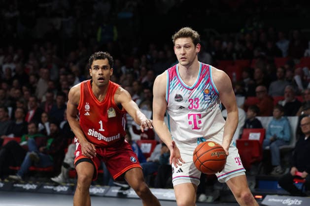 Patrick Heckmann (Telekom Baskets Bonn, 33) mit Oscar da Silva (FC Bayern Basketball, 01), GER, FC Bayern Basketball vs. Telekom Baskets Bonn, Basketball, easycredit Basketball Bundesliga, 15. Spieltag, Saison 2025 2026, 11.01.2026, GER, FC Bayern Basketball vs. Telekom Baskets Bonn, Basketball, easycredit Basketball Bundesliga, 15. Spieltag, Saison 2025 2026, 11.01.2026 Muenchen Copyright: xEibner-Pressefoto JennixMaulx EP_JML