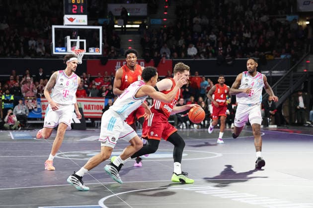Andreas Obst (FC Bayern Basketball, 13) mit Ball mit Joel Aminu (Telekom Baskets Bonn, 21) und Jeff Garrett Jr. (Telekom Baskets Bonn, 04), GER, FC Bayern Basketball vs. Telekom Baskets Bonn, Basketball, easycredit Basketball Bundesliga, 15. Spieltag, Saison 2025 2026, 11.01.2026, GER, FC Bayern Basketball vs. Telekom Baskets Bonn, Basketball, easycredit Basketball Bundesliga, 15. Spieltag, Saison 2025 2026, 11.01.2026 Muenchen Copyright: xEibner-Pressefoto JennixMaulx EP_JML