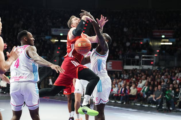 Andreas Obst (FC Bayern Basketball, 13) mit Tylan Birts (Telekom Baskets Bonn, 05) und Jeff Garrett Jr. (Telekom Baskets Bonn, 04), GER, FC Bayern Basketball vs. Telekom Baskets Bonn, Basketball, easycredit Basketball Bundesliga, 15. Spieltag, Saison 2025 2026, 11.01.2026, GER, FC Bayern Basketball vs. Telekom Baskets Bonn, Basketball, easycredit Basketball Bundesliga, 15. Spieltag, Saison 2025 2026, 11.01.2026 Muenchen Copyright: xEibner-Pressefoto JennixMaulx EP_JML