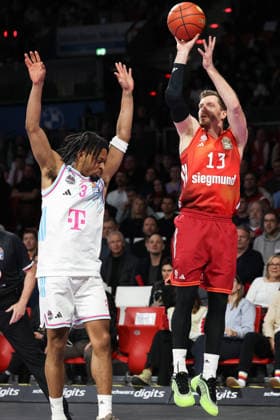 Andreas Obst (FC Bayern Basketball, 13) mit Zachery Cooks (Telekom Baskets Bonn, 03), GER, FC Bayern Basketball vs. Telekom Baskets Bonn, Basketball, easycredit Basketball Bundesliga, 15. Spieltag, Saison 2025 2026, 11.01.2026, GER, FC Bayern Basketball vs. Telekom Baskets Bonn, Basketball, easycredit Basketball Bundesliga, 15. Spieltag, Saison 2025 2026, 11.01.2026 Muenchen Copyright: xEibner-Pressefoto JennixMaulx EP_JML