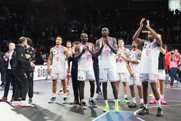 Die Spieler der Telekom Baskets Bonn bedanken sich bei den Fans nach dem Spiel, enttaeuscht, Emotionen, GER, FC Bayern Basketball vs. Telekom Baskets Bonn, Basketball, easycredit Basketball Bundesliga, 15. Spieltag, Saison 2025 2026, 11.01.2026, GER, FC Bayern Basketball vs. Telekom Baskets Bonn, Basketball, easycredit Basketball Bundesliga, 15. Spieltag, Saison 2025 2026, 11.01.2026 Muenchen Copyright: xEibner-Pressefoto JennixMaulx EP_JML