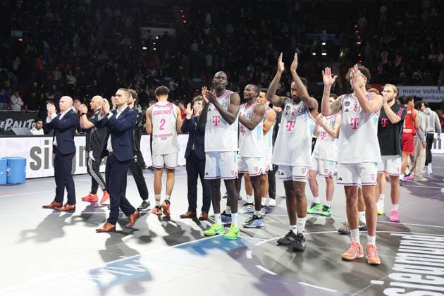 Die Spieler der Telekom Baskets Bonn bedanken sich bei den Fans nach dem Spiel, enttaeuscht, Emotionen, GER, FC Bayern Basketball vs. Telekom Baskets Bonn, Basketball, easycredit Basketball Bundesliga, 15. Spieltag, Saison 2025 2026, 11.01.2026, GER, FC Bayern Basketball vs. Telekom Baskets Bonn, Basketball, easycredit Basketball Bundesliga, 15. Spieltag, Saison 2025 2026, 11.01.2026 Muenchen Copyright: xEibner-Pressefoto JennixMaulx EP_JML