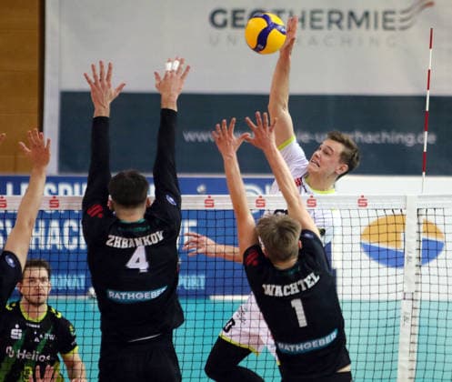 von links Alexej ZHBANKOV (Haching), <Oliver WACHTEL (Haching), Lars MIGGE (Giesen), He-Volleyball, 1. BL,25 26, TSV Haching Muenchen vs Helios Gizzlys Giesen, , Geothermie Arena, Unterhaching, 11.01.26 Copyright: WolfgangxFehrmann