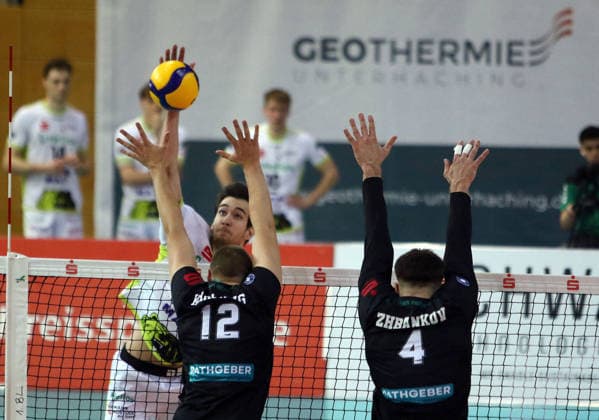 von links Mark RURA (Giesen), Jakob KRASSNIG CHaching), Alexej ZHBANKOV (Haching), He-Volleyball, 1. BL,25 26, TSV Haching Muenchen vs Helios Gizzlys Giesen, , Geothermie Arena, Unterhaching, 11.01.26 Copyright: WolfgangxFehrmann