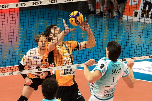 DEU, DVV, 1.VBL, BR Volleys vs. SWD powevolleys Dueren, 11.01.2026, Max-Schmeling-Halle, Berlin, DEU, DVV, 1.VBL, BR Volleys vs. SWD powevolleys Dueren, im Bild Jake Hanes (BR Volleys 22), Kyle Paulson (Dueren 1)