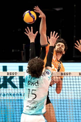 DEU, DVV, 1.VBL, BR Volleys vs. SWD powevolleys Dueren, 11.01.2026, Max-Schmeling-Halle, Berlin, DEU, DVV, 1.VBL, BR Volleys vs. SWD powevolleys Dueren, im Bild Jake Hanes (BR Volleys 22), Zac Hutcheson (Dueren 15)