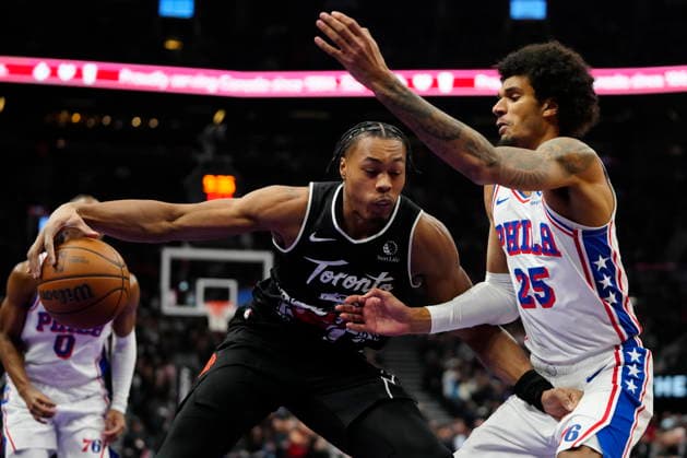 January 12, 2026, Toronto, On, CANADA: Toronto Raptors forward guard Scottie Barnes (4) moves the ball under pressure from Philadelphia 76ers forward Dominick Barlow (25) during first half NBA, Basketball Herren, USA basketball action in Toronto, Monday, Jan. 12, 2026. Canada News - January 12, 2026 - ZUMAc35_ 20260112_zaf_c35_064 Copyright: xFrankxGunnx