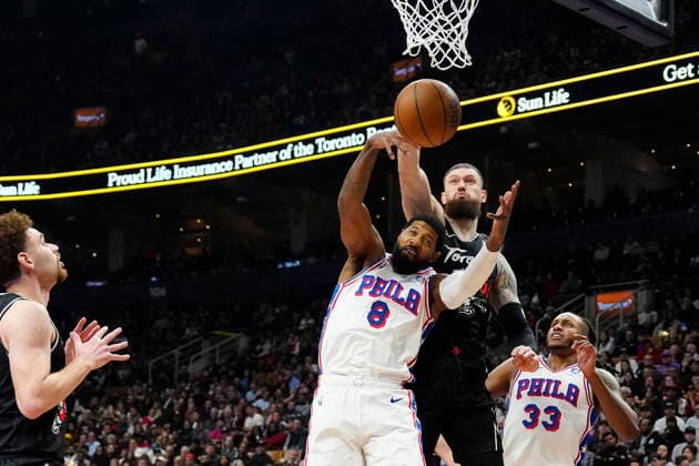 January 12, 2026, Toronto, On, CANADA: Toronto Raptors forward Sandro Mamukelashvili (54) and Philadelphia 76ers forward Paul George (8) vie for the rebound during first half NBA, Basketball Herren, USA basketball action in Toronto, Monday, Jan. 12, 2026. Canada News - January 12, 2026 - ZUMAc35_ 20260112_zaf_c35_071 Copyright: xFrankxGunnx
