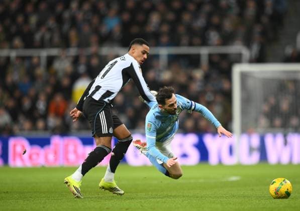 Jacob Ramsey of Newcastle United fouls Bernardo Silva of Manchester City Newcastle United v Manchester City, EFL Carabao Cup, Semi Final, First Leg, Football, St James Park, Newcastle, UK - 13 Jan 2026Newcastle St James Park United Kingdom EDITORIAL USE ONLY No use with unauthorised audio, video, data, fixture lists, club league logos or live services. Online in-match use limited to 120 images, no video emulation. No use in betting, games or single club league player publications. Copyright: xRichardxLee Shutterstockx 16302979as