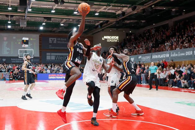 f.l.t.r.: Marcus Carr (Fitness First Wuerzburg Baskets, 5), Akol Mawein (Patrioti Levice, 55), Andre Wesson Jr (Patrioti Levice, 5) und Eddy Edigin (Fitness First Wuerzburg Baskets, 27) 14.01.2026, Basketball Champions League, Fitness First Wuerzburg Baskets vs. Patrioti Levice, GER, Wuerzburg, Tectake Arena. Copyright: HMBxMedia xHeikoxBecker