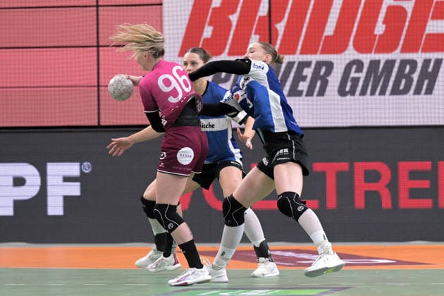 Nieke Kuehne (HSG Blomberg-Lippe, 09) gegen Charlotte Cholevova (TusSies Metzingen, 96) TusSies Metzingen vs. HSG Blomberg-Lippe, Handball, Alsco HBF, 13.Ligaspieltag, Saison 2025 2026, 14.01.2026 TusSies Metzingen vs. HSG Blomberg-Lippe, Handball, Alsco HBF, 13.Ligaspieltag, Saison 2025 2026, 14.01.2026 Tuebingen Copyright: xEibner-Pressefoto TobiasxBaurx EP_TBR
