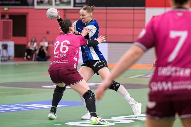 Nieke Kuehne (HSG Blomberg-Lippe, 09) gegen Svenja Huebner (TusSies Metzingen, 26) TusSies Metzingen vs. HSG Blomberg-Lippe, Handball, Alsco HBF, 13.Ligaspieltag, Saison 2025 2026, 14.01.2026 TusSies Metzingen vs. HSG Blomberg-Lippe, Handball, Alsco HBF, 13.Ligaspieltag, Saison 2025 2026, 14.01.2026 Tuebingen Copyright: xEibner-Pressefoto TobiasxBaurx EP_TBR