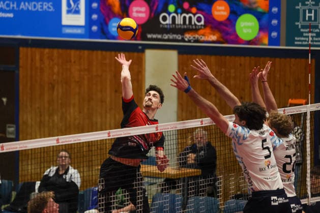 Tim Koepfli (Barock Volleys MTV Ludwigsburg, 07) am Netz mit Alex King (ASV Dachau, 05) und Severin Brandt (ASV Dachau, 22), GER, ASV Dachau vs. Barock Volleys MTV Ludwigsburg, Volleyball, 1. Bundesliga, Saison 2025 2026, 14.01.2026, GER, ASV Dachau vs. Barock Volleys MTV Ludwigsburg, Volleyball, 1. Bundesliga, Saison 2025 2026, 14.01.2026 Dachau Copyright: xEibner-Pressefoto JennixMaulx EP_JML