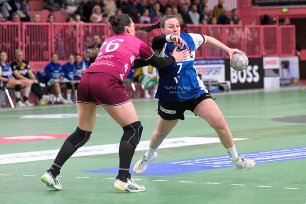 Diana Doegg Magnusdottir (HSG Blomberg-Lippe, 07) gegen Svenja Huebner (TusSies Metzingen, 26) TusSies Metzingen vs. HSG Blomberg-Lippe, Handball, Alsco HBF, 13.Ligaspieltag, Saison 2025 2026, 14.01.2026 TusSies Metzingen vs. HSG Blomberg-Lippe, Handball, Alsco HBF, 13.Ligaspieltag, Saison 2025 2026, 14.01.2026 Tuebingen Copyright: xEibner-Pressefoto TobiasxBaurx EP_TBR