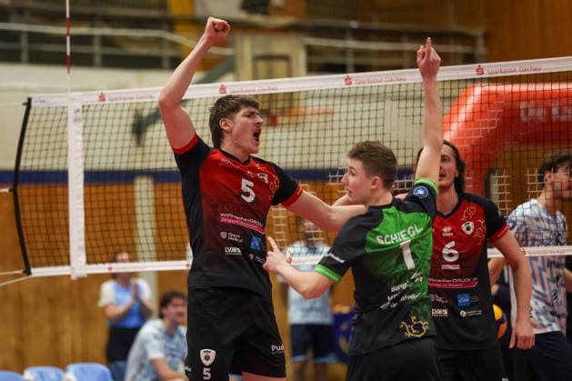 Jan Huber (Barock Volleys MTV Ludwigsburg, 05) bejubelt einen Punktgewinn, mit Sebastian Schiegl (Barock Volleys MTV Ludwigsburg, 01) und Ben-Simon Bonin (Barock Volleys MTV Ludwigsburg, 06), GER, ASV Dachau vs. Barock Volleys MTV Ludwigsburg, Volleyball, 1. Bundesliga, Saison 2025 2026, 14.01.2026, GER, ASV Dachau vs. Barock Volleys MTV Ludwigsburg, Volleyball, 1. Bundesliga, Saison 2025 2026, 14.01.2026 Dachau Copyright: xEibner-Pressefoto JennixMaulx EP_JML