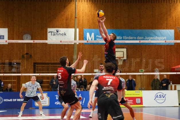 Tomi Saarinen (Barock Volleys MTV Ludwigsburg, 08) mit Ball am Netz, mit Jan Huber (Barock Volleys MTV Ludwigsburg, 05) und Tim Koepfli (Barock Volleys MTV Ludwigsburg, 07), GER, ASV Dachau vs. Barock Volleys MTV Ludwigsburg, Volleyball, 1. Bundesliga, Saison 2025 2026, 14.01.2026, GER, ASV Dachau vs. Barock Volleys MTV Ludwigsburg, Volleyball, 1. Bundesliga, Saison 2025 2026, 14.01.2026 Dachau Copyright: xEibner-Pressefoto JennixMaulx EP_JML