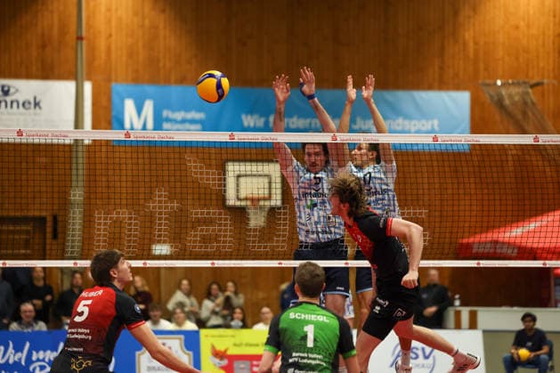 Block am Netz, Alex King (ASV Dachau, 05) mit Will Kuhns (ASV Dachau, 17), Jan Huber (Barock Volleys MTV Ludwigsburg, 05) mit Ben-Simon Bonin (Barock Volleys MTV Ludwigsburg, 06), GER, ASV Dachau vs. Barock Volleys MTV Ludwigsburg, Volleyball, 1. Bundesliga, Saison 2025 2026, 14.01.2026, GER, ASV Dachau vs. Barock Volleys MTV Ludwigsburg, Volleyball, 1. Bundesliga, Saison 2025 2026, 14.01.2026 Dachau Copyright: xEibner-Pressefoto JennixMaulx EP_JML