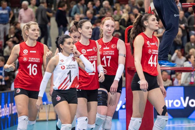 Team THY Istanbul um Julia Isabelle Bergmann (THY Istanbul, 17), 2vl. ist sichtlich enttaeuscht nach verlorenem ersten Satz GER, Allianz MTV Stuttgart - THY Istanbul, CEV Volleyball Cup 2026 Achtelfinale, CEV, Spielzeit 2025 2026, 14.01.2026 GER, Allianz MTV Stuttgart - THY Istanbul, CEV Volleyball Cup 2026 Achtelfinale, CEV, Spielzeit 2025 2026, 14.01.2026 Stuttgart Copyright: xSandyxDinkelackerx EP_SDR